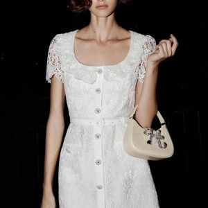 Self-portrait 
	CREAM GUIPURE LACE BUTTON MINI DRESS × 1
US 4